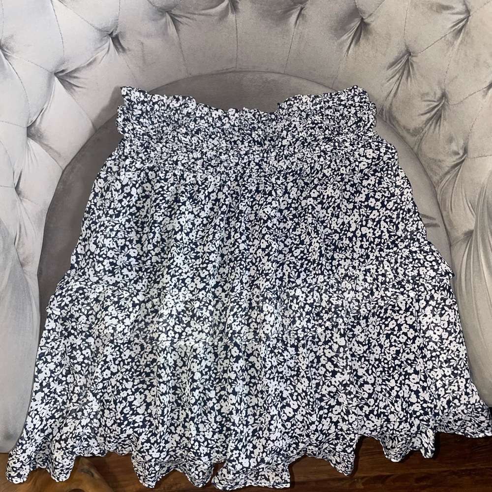 Blue and white short flower skirt! Scrunch waist and ruffles.